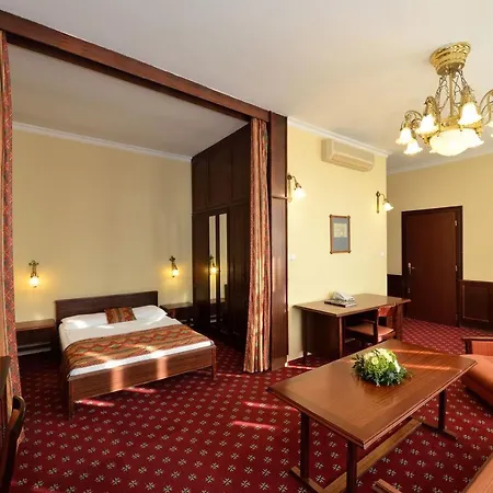 מלון Palatinus Grand פץ'